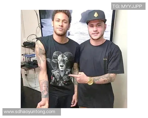 足球明星西装纹身图案女性魅力展现与时尚风潮的完美结合